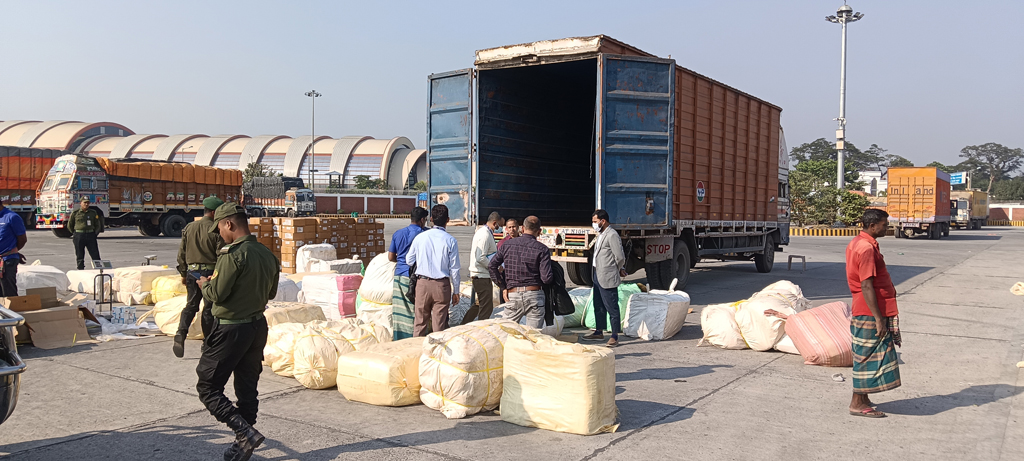 বেনাপোলে ভারতীয় ট্রাকে কোটি টাকার অবৈধ পণ্য