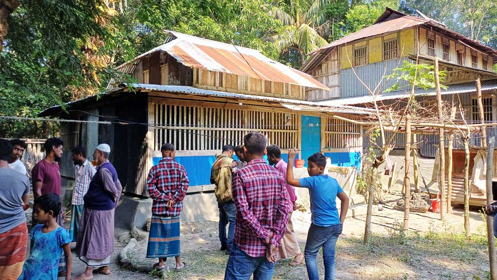 বেতাগীতে সিঁধ কেটে ঘরে ঢুকে বৃদ্ধাকে শ্বাসরোধে হত্যা