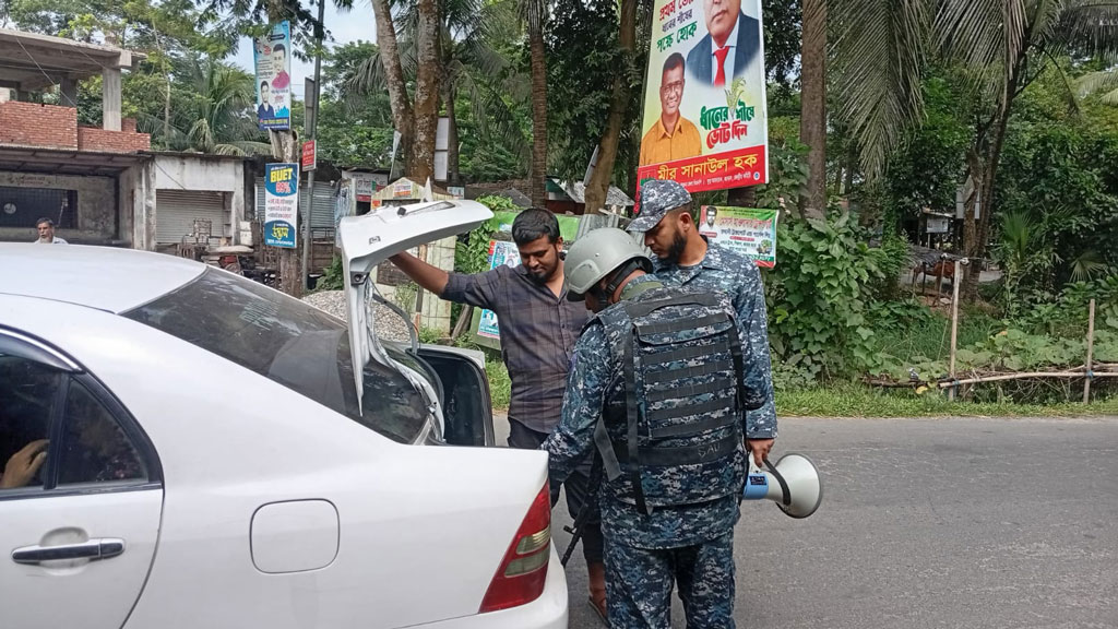 বেতাগীতে যৌথ বাহিনীর চেকপোস্ট, ৩৩ হাজার টাকা জরিমানা