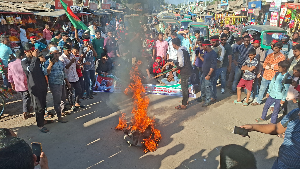ওসমান হাদির ওপর হামলার প্রতিবাদে বকশীগঞ্জে সড়ক অবরোধ-বিক্ষোভ