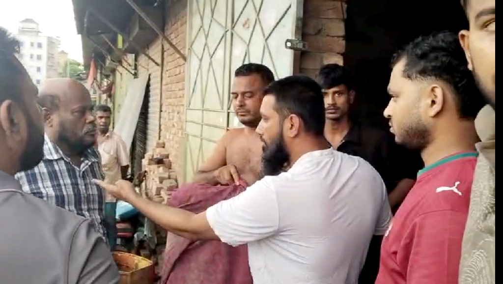 ভৈরবে শিক্ষককে গাড়ি থেকে নামিয়ে হামলার অভিযোগ