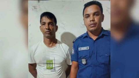 পুলিশের ওপর হামলার মামলায় তিন বছর পর গ্রেপ্তার প্রধান শিক্ষক