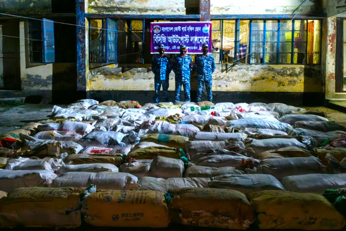 ভোলার লালমোহনে বিপুল পরিমাণ নিষিদ্ধ পলিথিন জব্দ