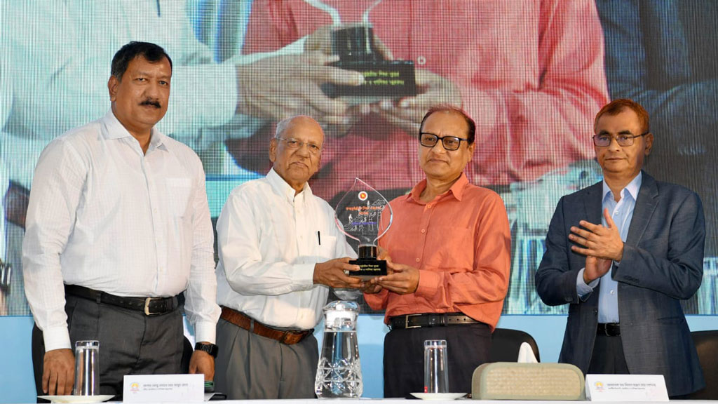 ‘উপানুষ্ঠানিক শিক্ষা সম্মাননা’ প্রাপ্তদের হাতে পুরস্কার তুলে দেন উপদেষ্টা বিধান রঞ্জন রায় পোদ্দার। ছবি: আজকের পত্রিকা