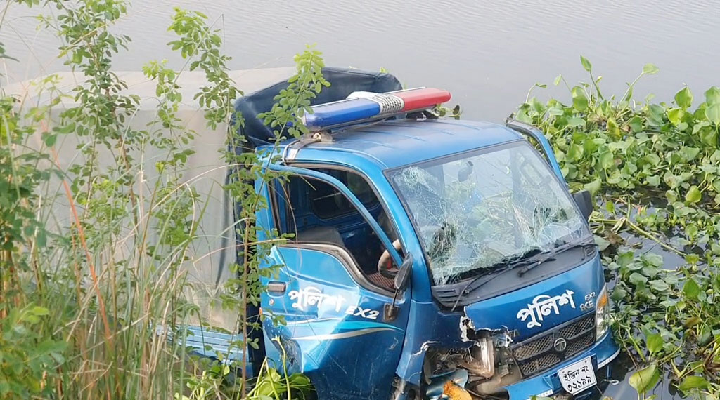 আদালতে যাওয়ার পথে পুলিশের পিকআপ খাদে, পুলিশ-আসামিসহ আহত ৫