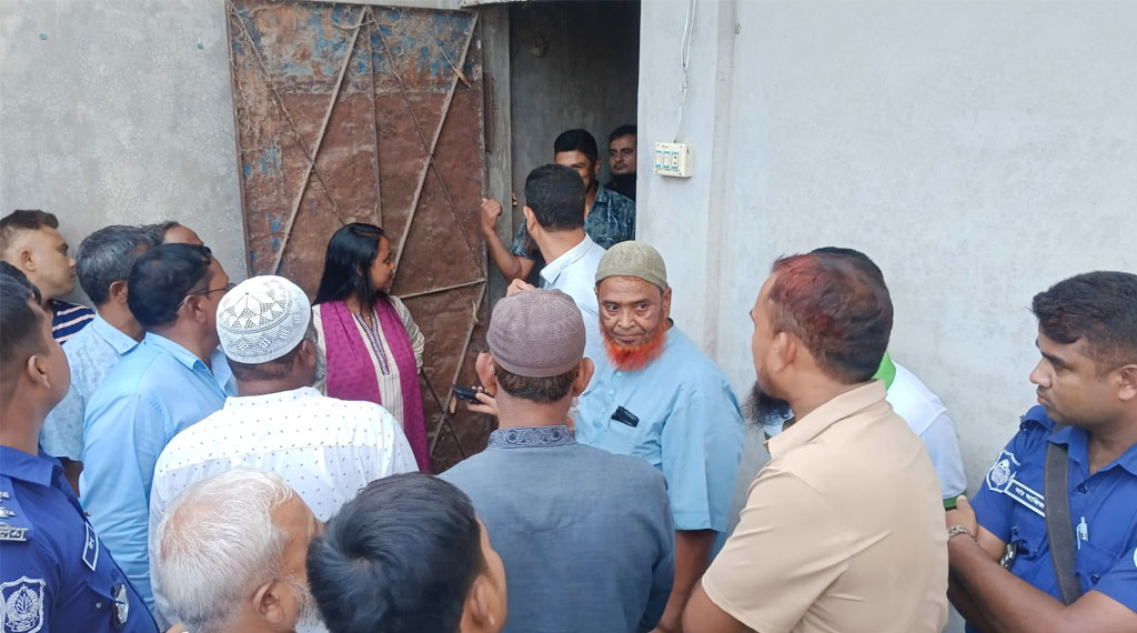 বীরগঞ্জে ধানের গুদাম থেকে ১৯৮ বস্তা টিএসপি জব্দ