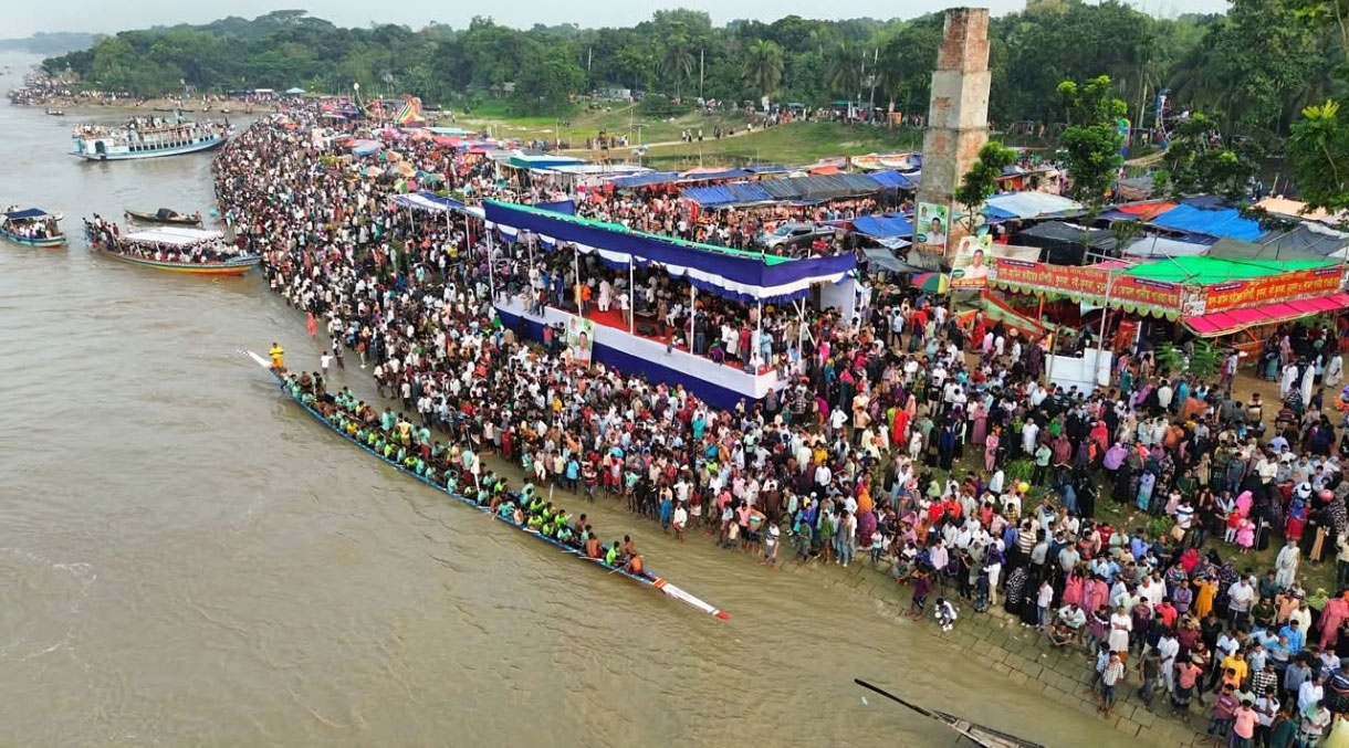 পদ্মায় নৌকাবাইচের ফাইনালে সংঘর্ষ, ডুবল নৌকা, আহত ১৭