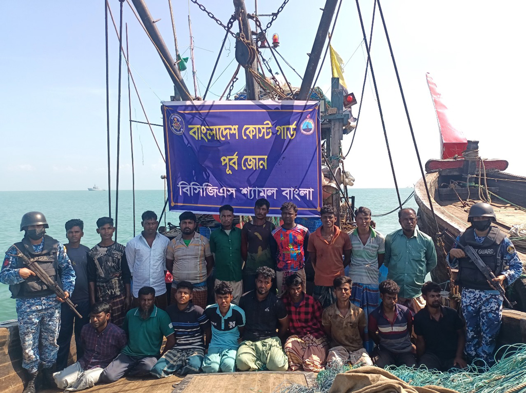 সেন্ট মার্টিনে অবৈধ ট্রলিং বোটসহ ১৯ জেলে আটক