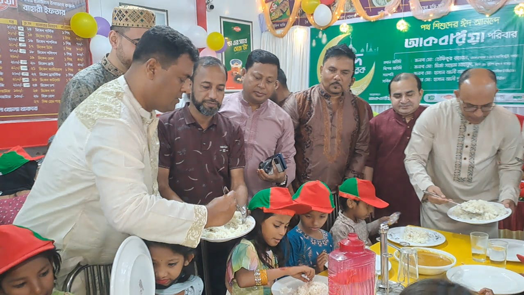 পথশিশুদের সঙ্গে ঈদ আনন্দ ভাগাভাগি করলেন ডিসি-এসপি