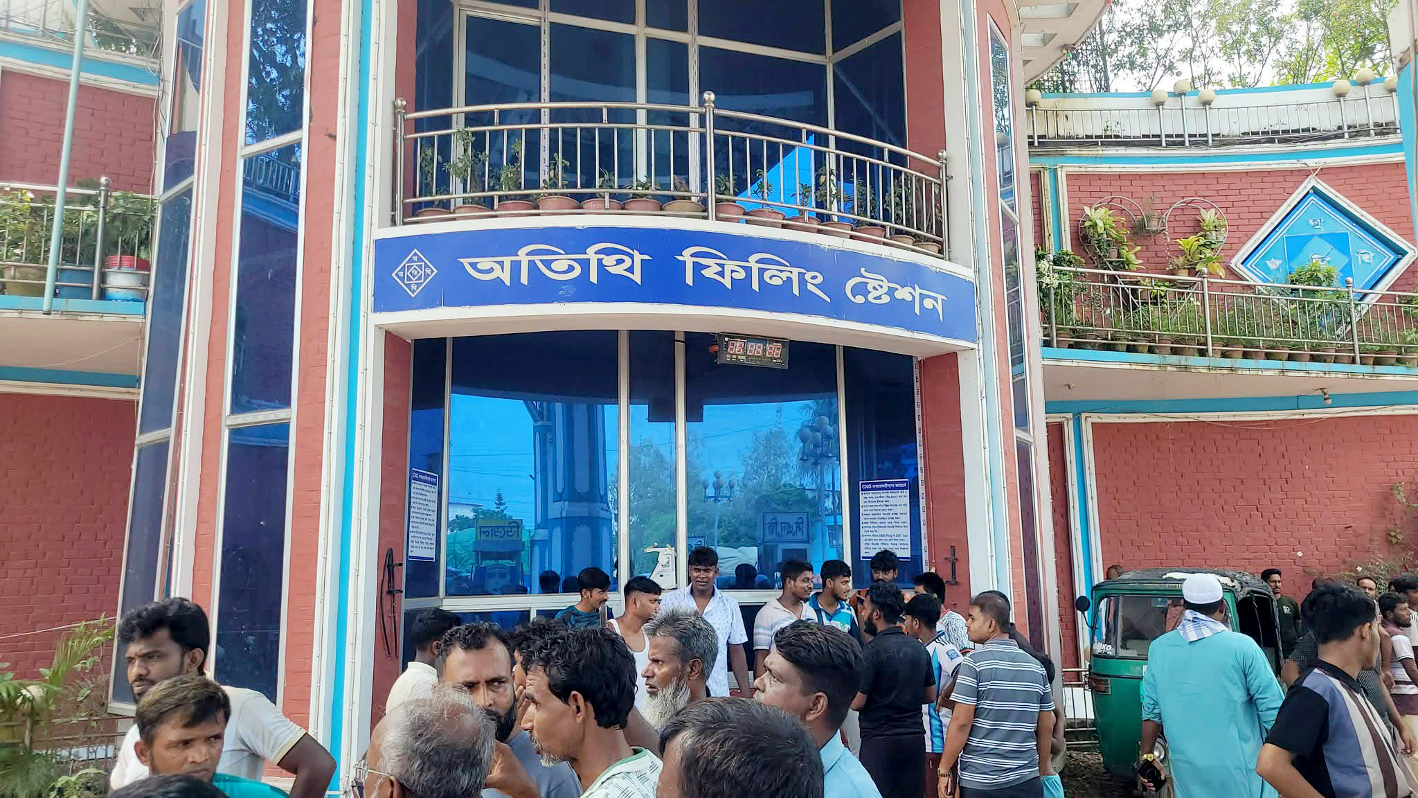 বগুড়ায় ফিলিং স্টেশনে বিস্ফোরণ, আহত ৫