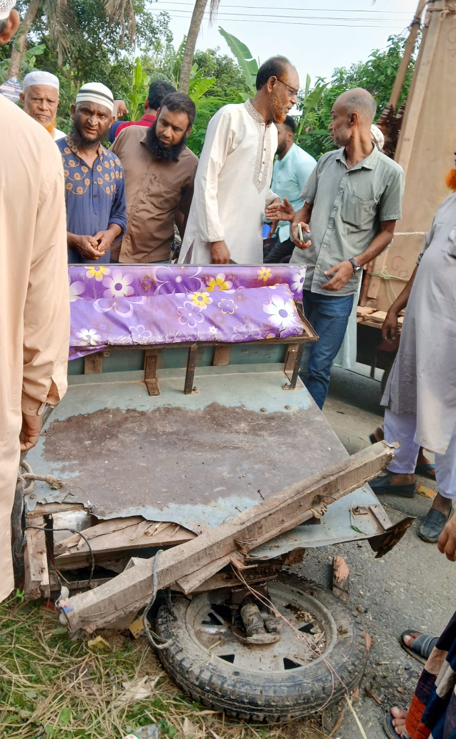 বগুড়ায় বাসচাপায় ভ্যানযাত্রী মা-মেয়ে নিহত