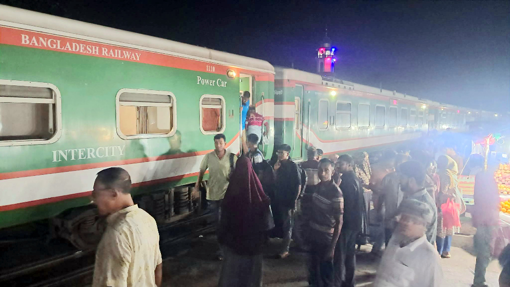 সান্তাহারে বগি লাইনচ্যুত, ট্রেন চলাচল বন্ধ