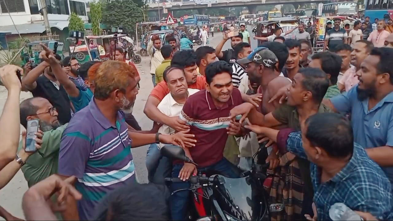 বগুড়ায় মোটর শ্রমিক নেতাকে পুলিশের কাছ থেকে ছিনিয়ে নেওয়ার অভিযোগ