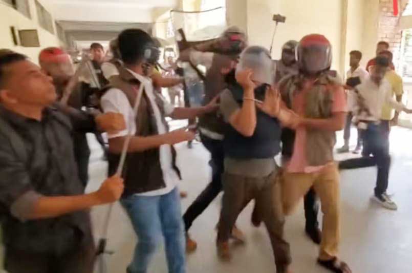 আদালত চত্বরে যুবলীগ নেতাকে মারধর