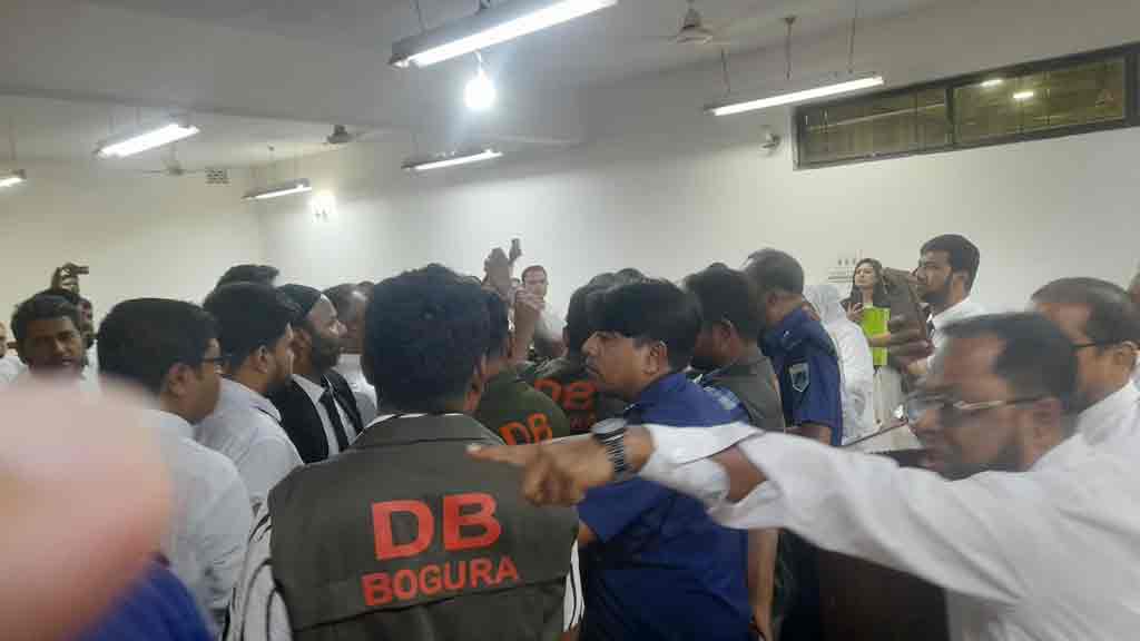 বগুড়ায় বিচারকের এজলাস কক্ষে বিএনপিপন্থী আইনজীবীদের দুই পক্ষের হট্টগোল