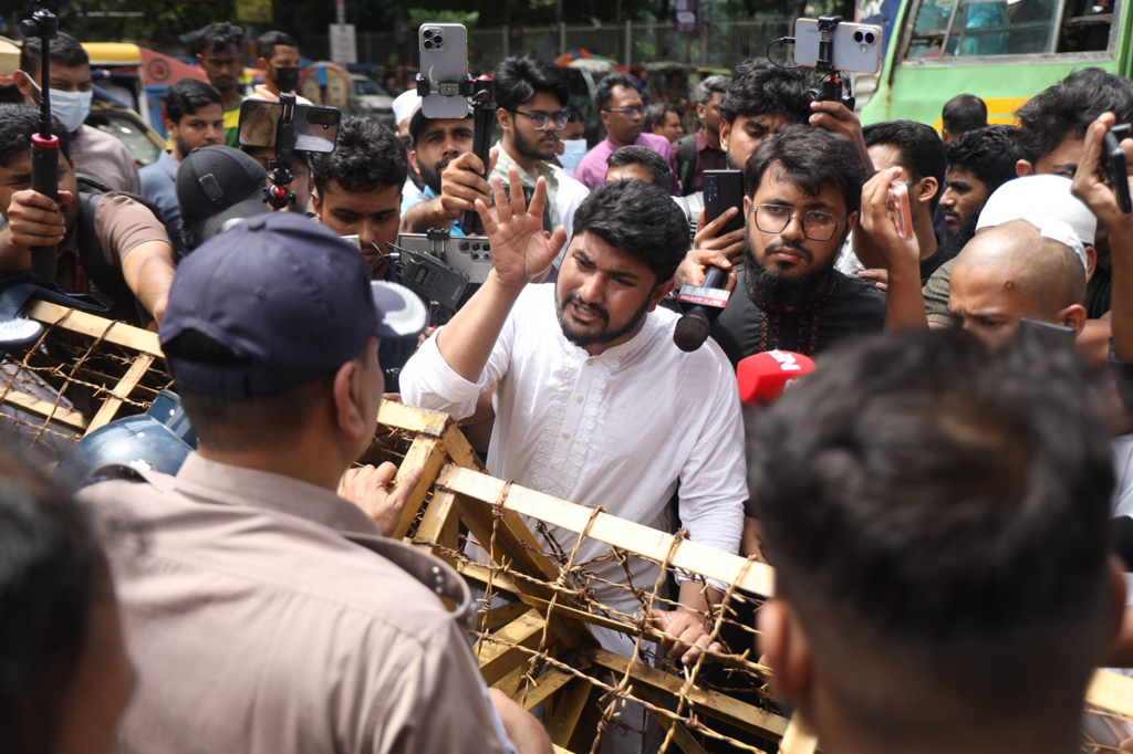 আলিয়া মাদ্রাসায় শিবিরের প্রবেশে পুলিশের বাধা, ককটেলসদৃশ বস্তু উদ্ধার