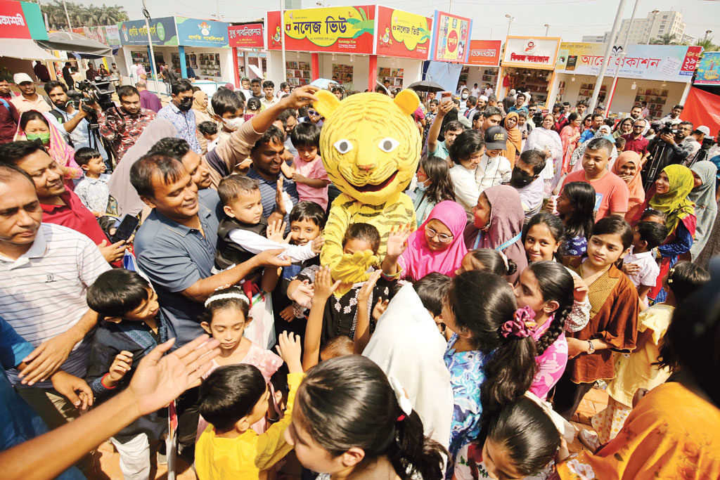গুছিয়ে উঠছে পরিবেশ ছুটির দিনে ভিড় হয়নি
