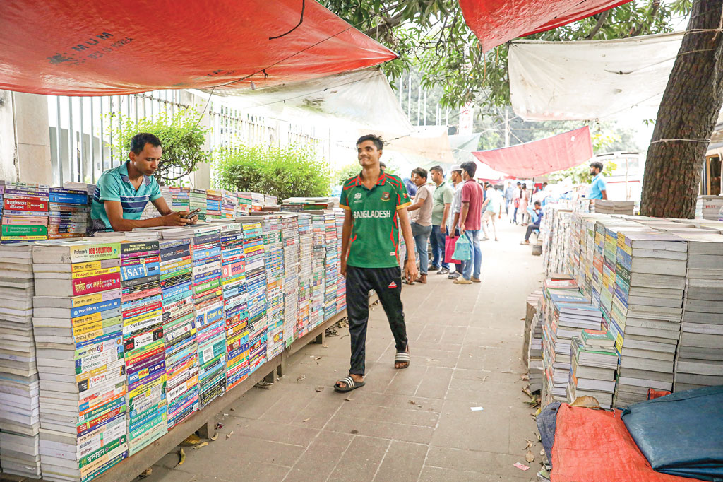 ফুটপাত দখল, পথচারী রাস্তায়