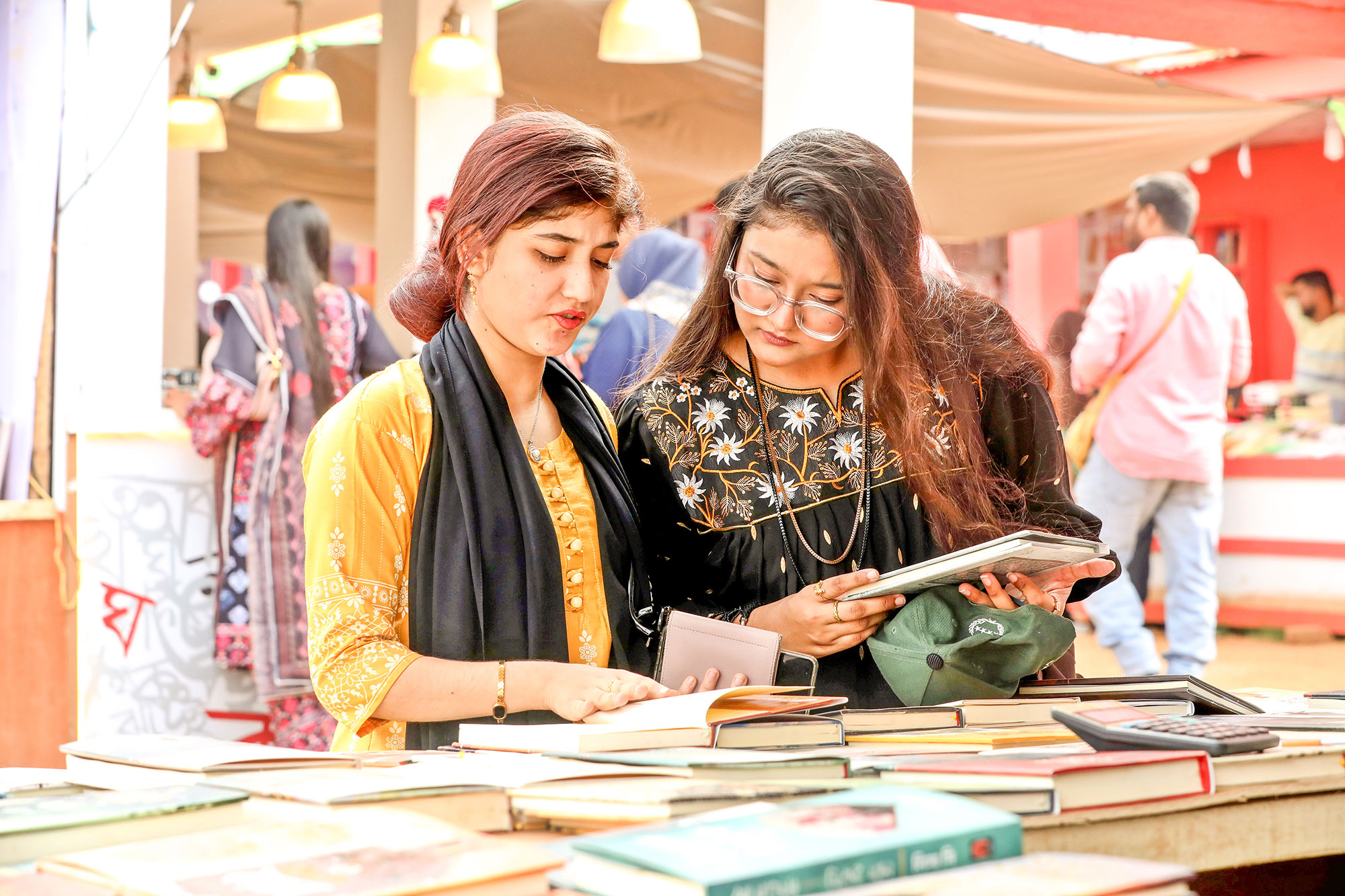 গল্পের বই চলেছে ভালোই