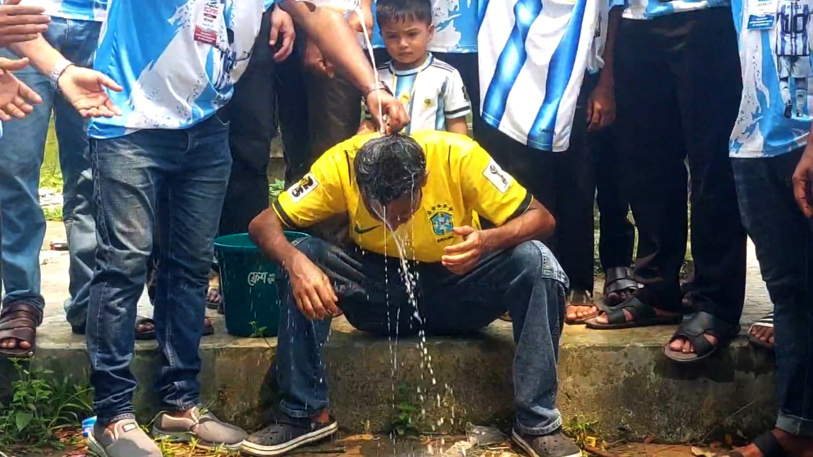 ব্রাজিল ছেড়ে দুধ দিয়ে গোসল করে আর্জেন্টিনাকে সমর্থন
