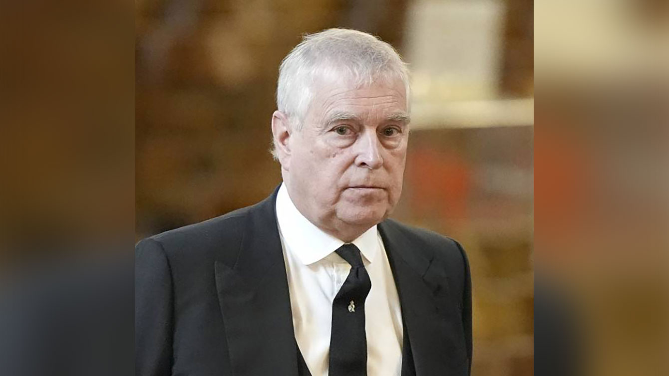 অ্যান্ড্রু আর ‘প্রিন্স’ নন হারালেন রাজবাড়িও