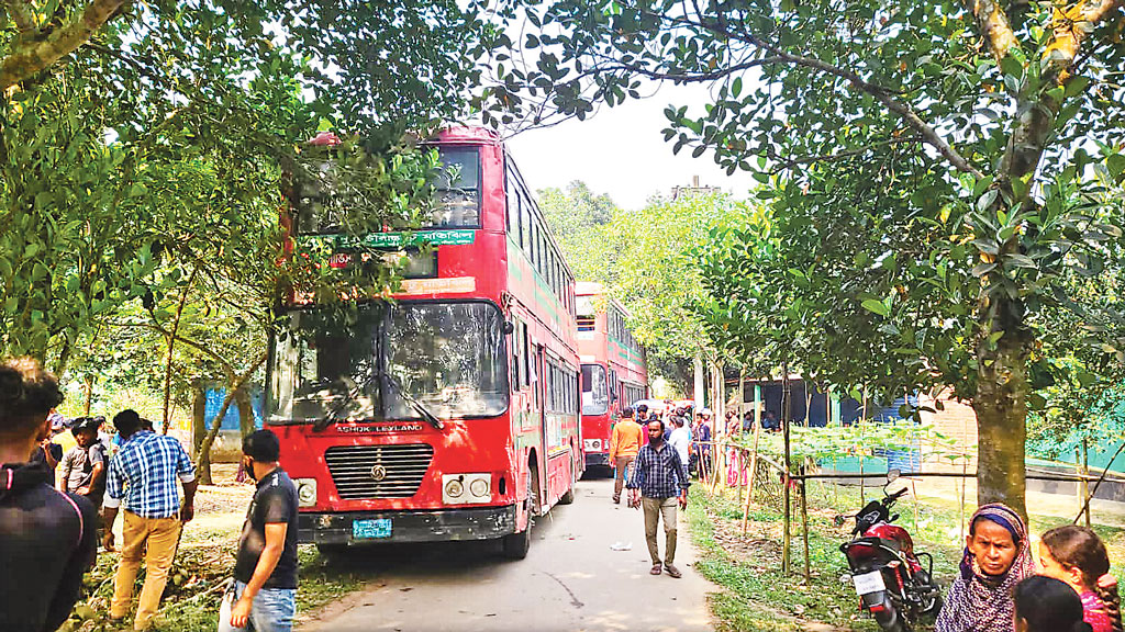 বিআরটিসির দোতলা বাসে করে আইইউটির শিক্ষার্থীরা যাচ্ছিলেন পিকনিকে। কিন্তু পথে একটি বাসের ছাদে বিদ্যুতের তার লেগে বাসটি বিদ্যুতায়িত হয়। এতে প্রাণ যায় তিন শিক্ষার্থীর। গতকাল গাজীপুরের শ্রীপুরে। ছবি: আজকের পত্রিকা