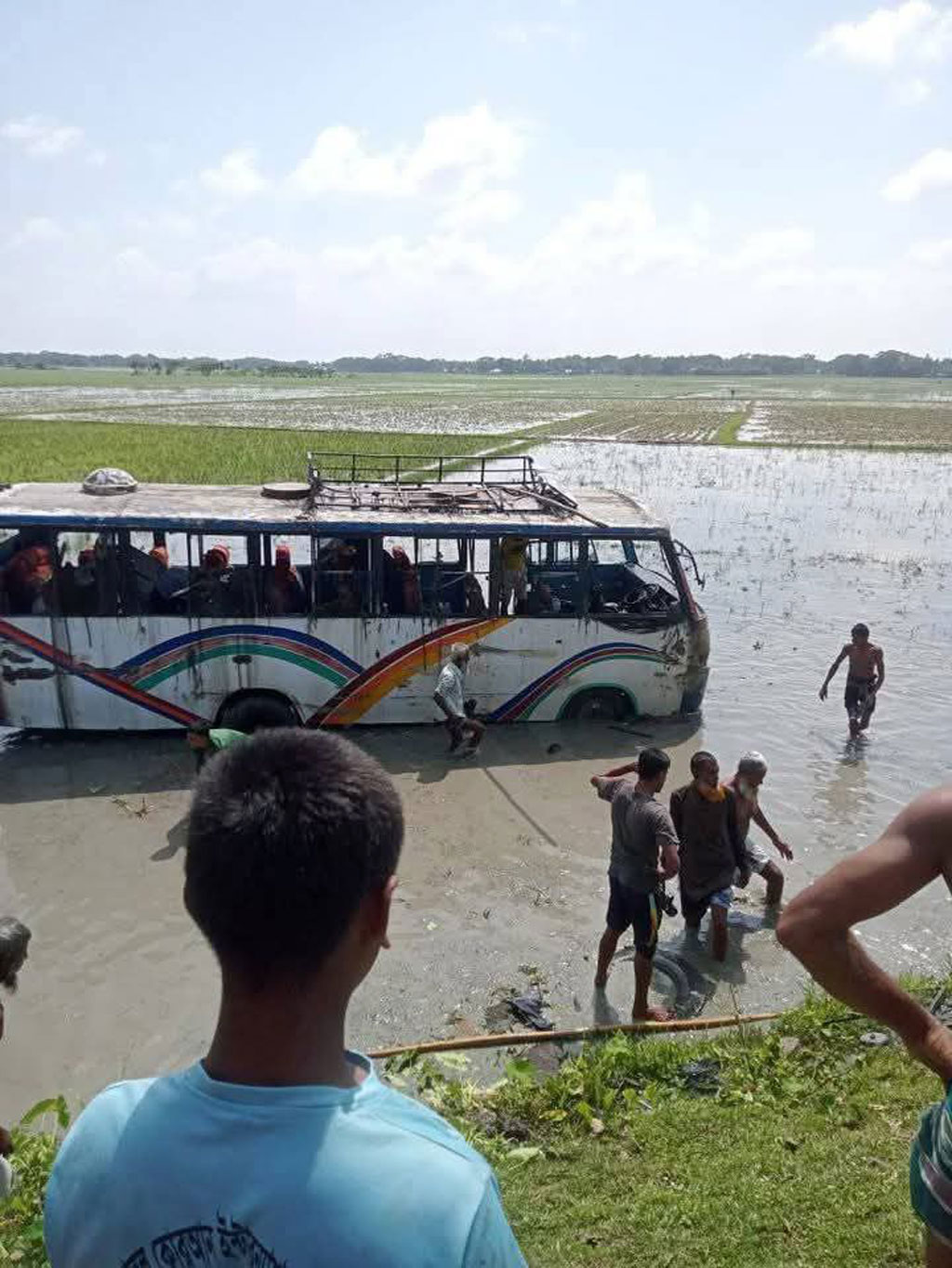 নেত্রকোনায় বরযাত্রীবাহী বাস খাদে, নিহত ১