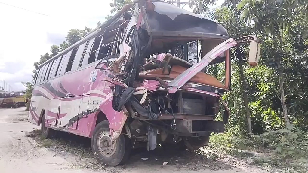 ঢাকা-ভাঙ্গা এক্সপ্রেসওয়েতে কাভার্ড ভ্যানকে বাসের ধাক্কা, আহত ১০