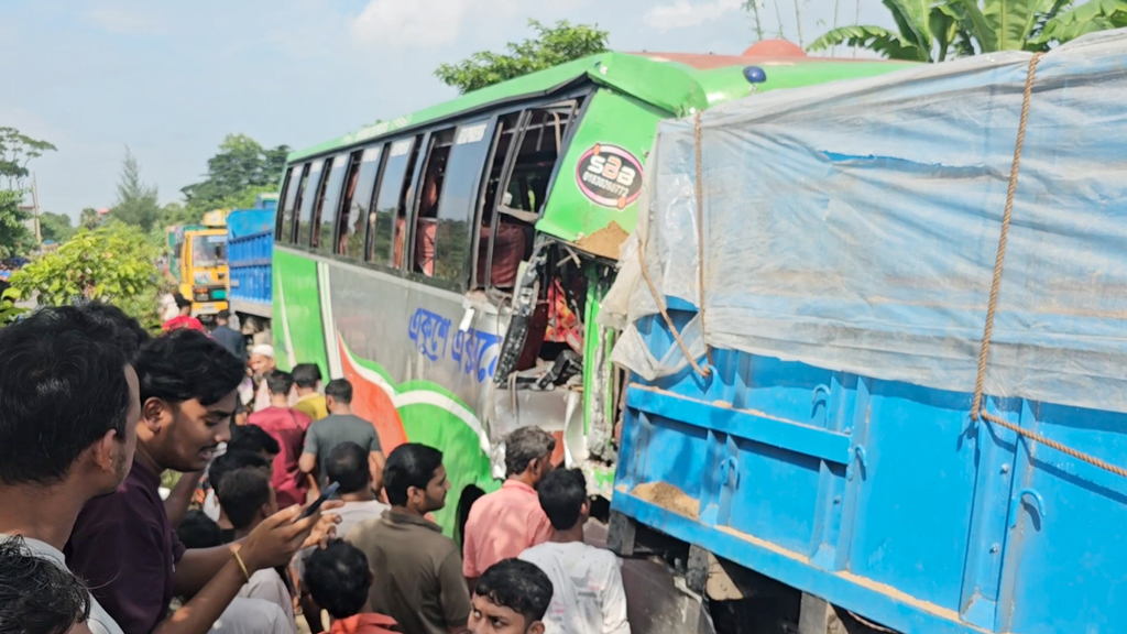 নোয়াখালীতে ট্রাকের পেছনে বাসের ধাক্কায় নিহত ১, আহত ১৬