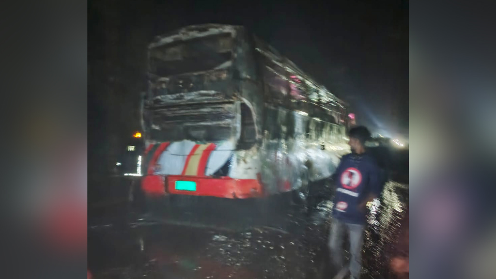 লক্ষ্মীপুরে যাত্রীবাহী বাসে আগুন