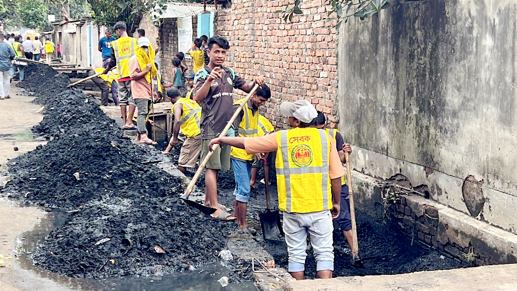 যত্রতত্র বর্জ্য ফেলা হলে জলাবদ্ধতা সমস্যার স্থায়ী সমাধান সম্ভব নয়: চসিক মেয়র