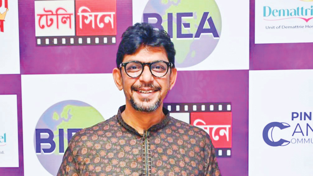 কলকাতায় পুরস্কার পেলেন চঞ্চল