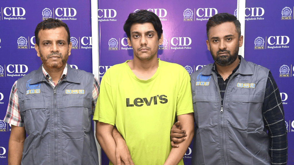 প্রতারণা করে যুক্তরাষ্ট্রপ্রবাসীদের ডলার আত্মসাৎ, চক্রের হোতা গ্রেপ্তার