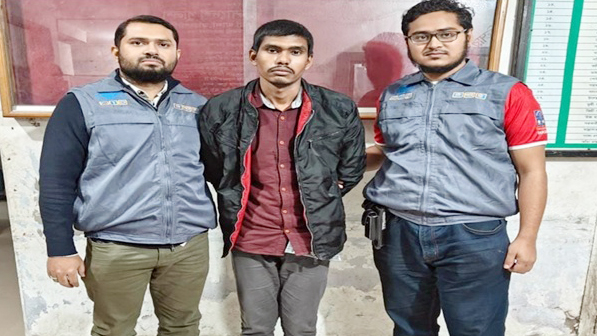 স্বরাষ্ট্র উপদেষ্টা পরিচয়ে রাজশাহীর ডিসিকে বিভ্রান্তিকর বার্তা, গ্রেপ্তার ১