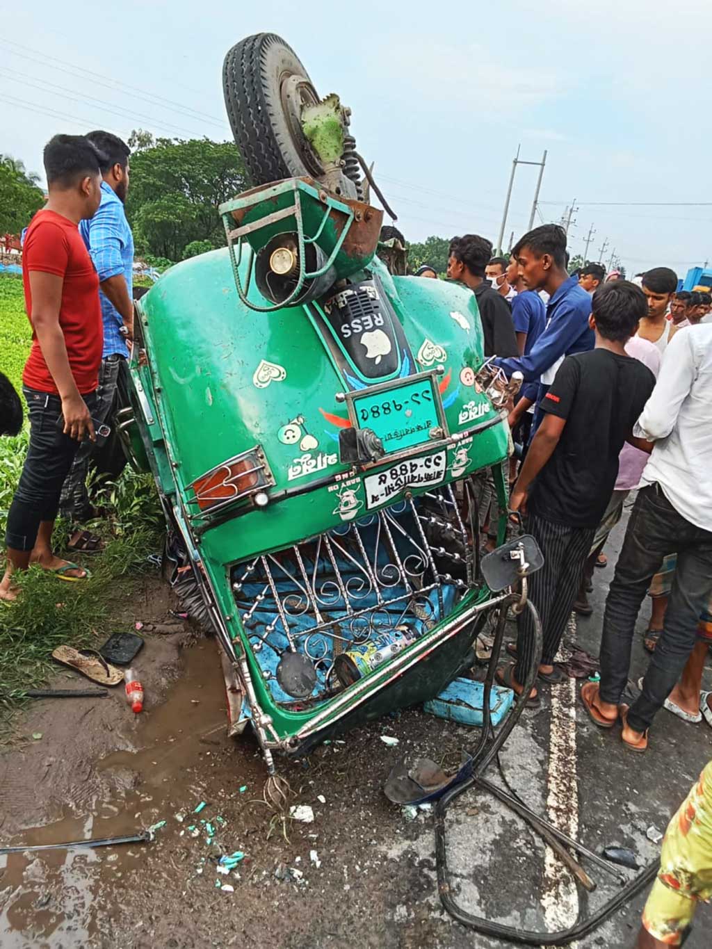দুর্ঘটনাকবলিত অটোরিকশা। ছবি: আজকের পত্রিকা