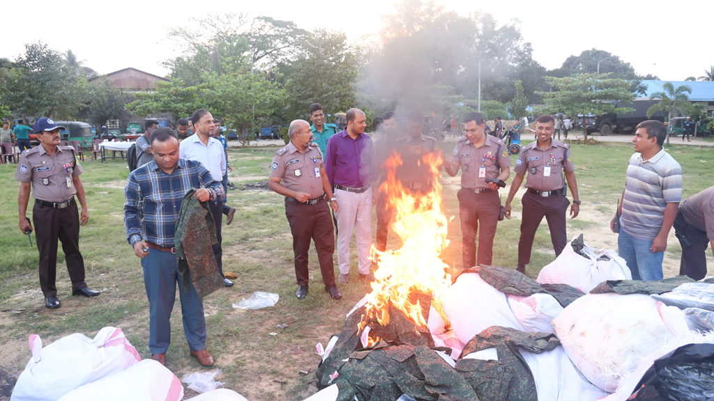 আদালতের নির্দেশে পোড়ানো হয় কুকি-চিনের ৩১ হাজার পোশাক