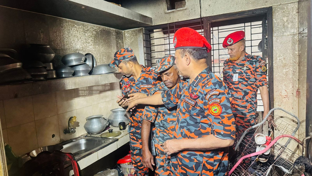 চট্টগ্রামে বিস্ফোরণের ঘটনাস্থল পরিদর্শনে ফায়ার সার্ভিসের তদন্ত কমিটি