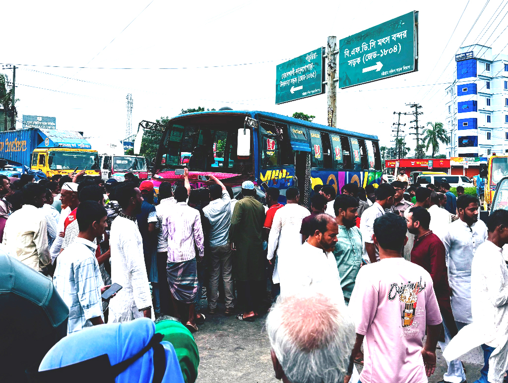 চট্টগ্রামে দাঁড়িয়ে থাকা অটোরিকশায় বাসের ধাক্কা, চালক নিহত