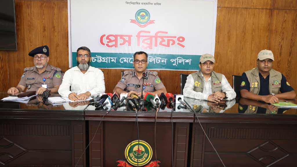 কাস্টমস সার্ভার হ্যাক করে মদ-সিগারেট খালাসচেষ্টা: নেপাল পালানোর সময় হ্যাকার গ্রেপ্তার