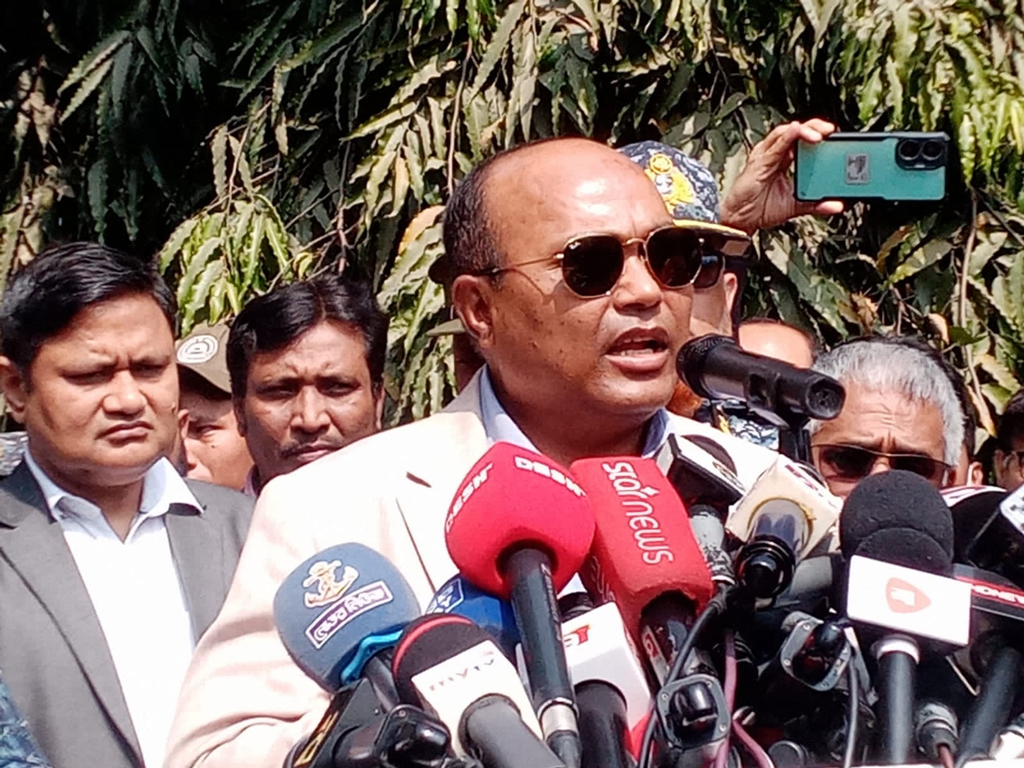 বন্দর সচল বললেন চেয়ারম্যান, বাস্তবে দেখা গেছে ভিন্ন চিত্র