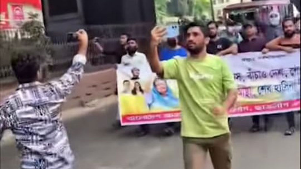 চট্টগ্রামে পুলিশ কমিশনারের কার্যালয়ের সামনে ছাত্রলীগের মিছিল