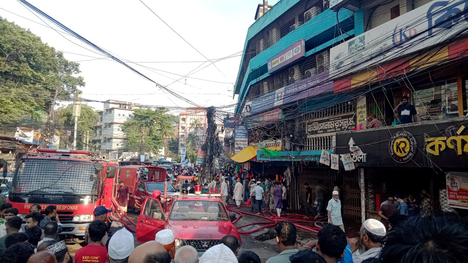 চট্টগ্রামের গোলাম রসুল মার্কেটে আগুন, নিয়ন্ত্রণে ফায়ার সার্ভিসের দুই ইউনিট