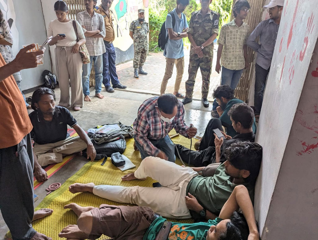 চবির ৯ শিক্ষার্থীর অনশন চলছেই