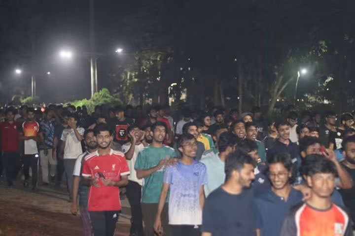 গভীর রাতে শিক্ষার্থীদের বিক্ষোভে উত্তাল চুয়েট, ভিসি কার্যালয়ের সামনে শিক্ষকদের অবস্থান