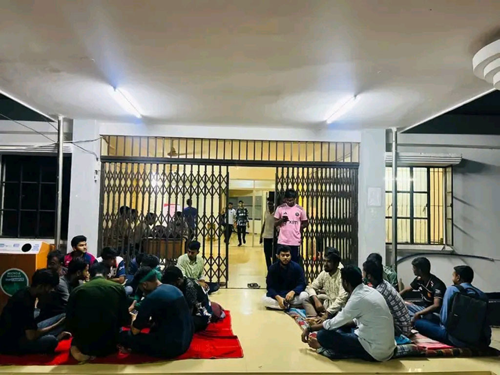 হলের গেটে চবি শিক্ষার্থীদের অবস্থান