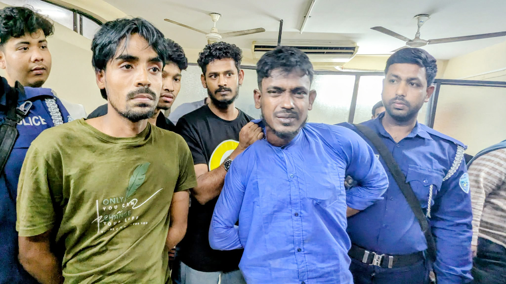 কুবির নারী শিক্ষার্থীকে বাসে হেনস্তার অভিযোগ, আটক ৫