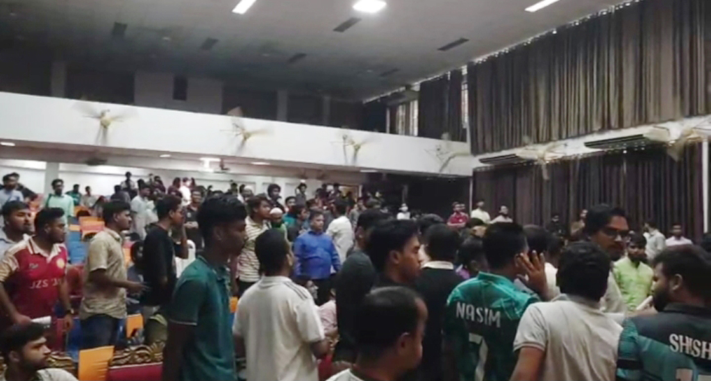চাকসুর আলোচনা সভায় হট্টগোল, শেষ মুহূর্তে ছাত্রদলের সভা বর্জন