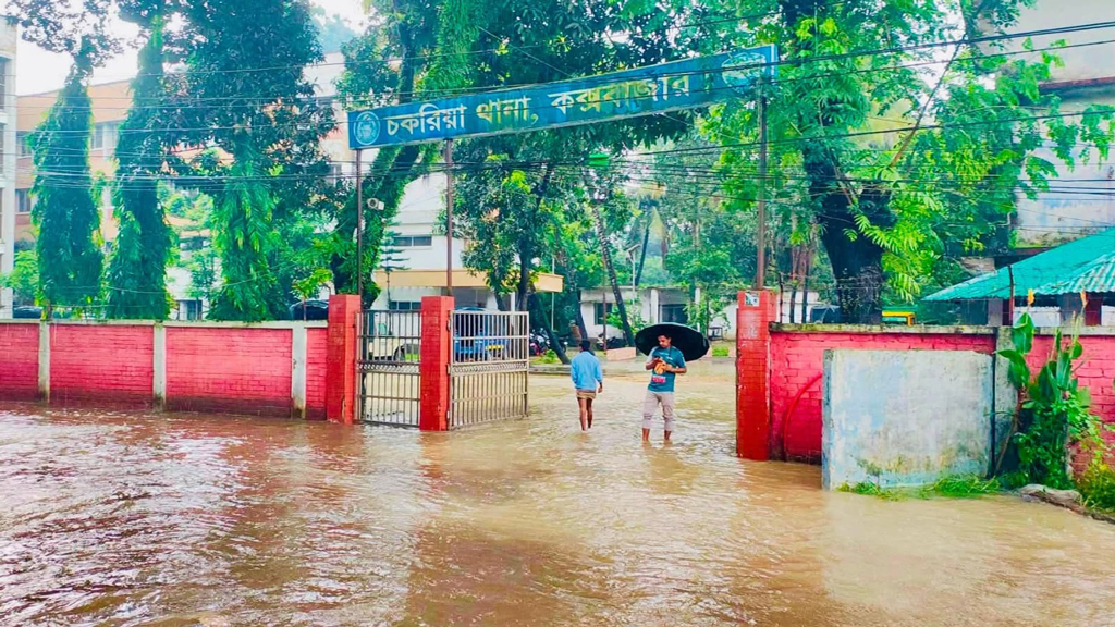 কক্সবাজারে মাতামুহুরী নদীর পানি বিপৎসীমার ওপর দিয়ে প্রবাহিত