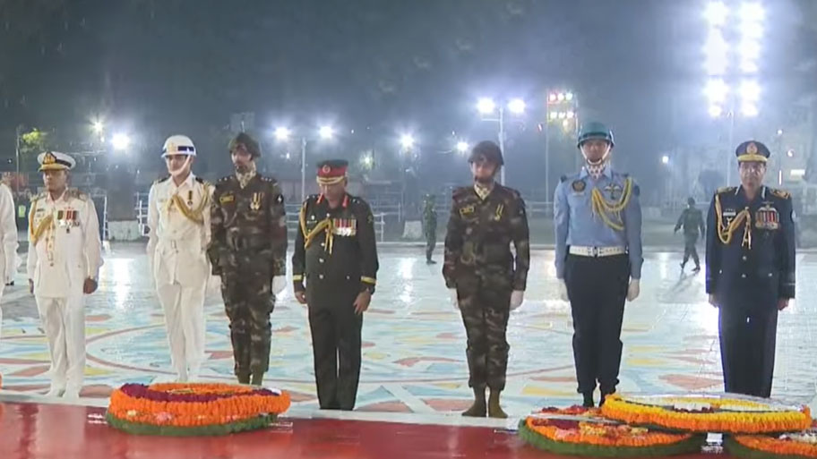একুশের প্রথম প্রহরে তিন বাহিনীর প্রধানদের শ্রদ্ধা নিবেদন