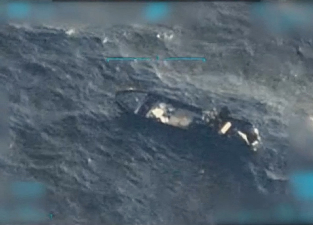 মার্কিন হামলায় বেঁচে যাওয়া দুজনকে দ্বিতীয় আঘাতে হত্যা—ভিডিও ফাঁসে হইচই